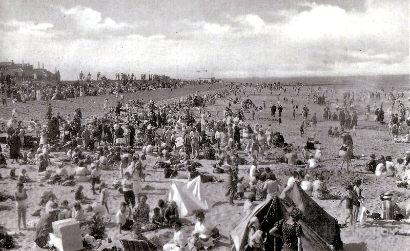 Strand in Delfzijl met grote drukte in jaren 30.jpg